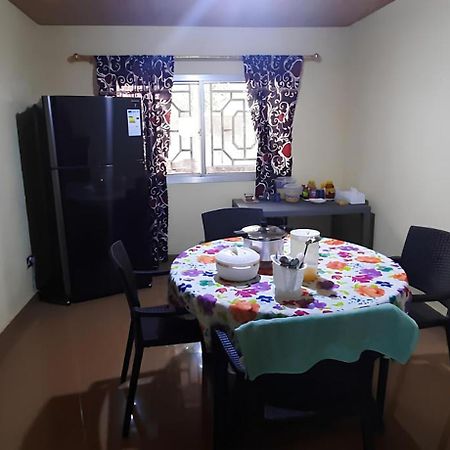 Yogi Home Stay Near Freetown Airport מראה חיצוני תמונה