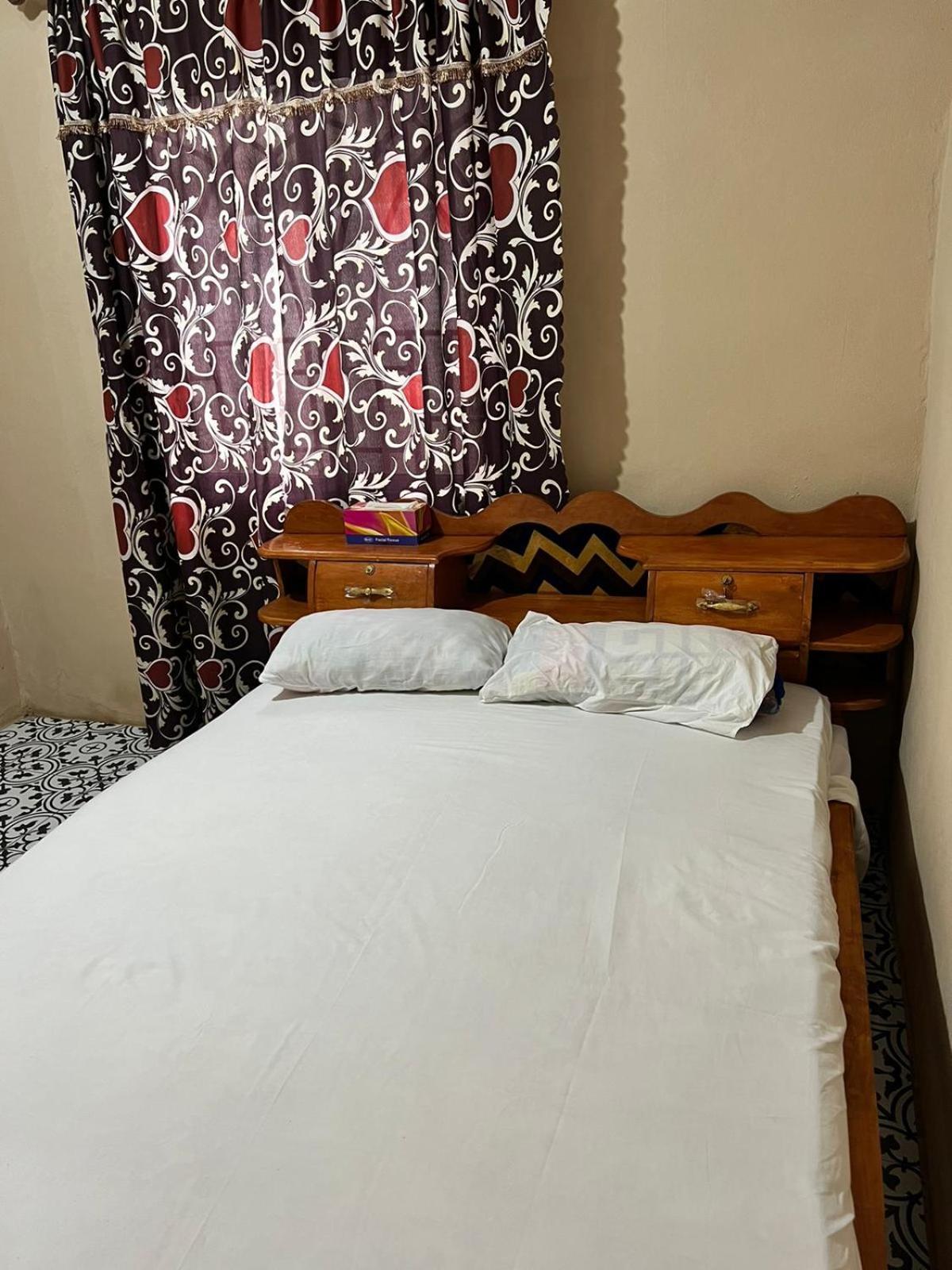 Yogi Home Stay Near Freetown Airport מראה חיצוני תמונה