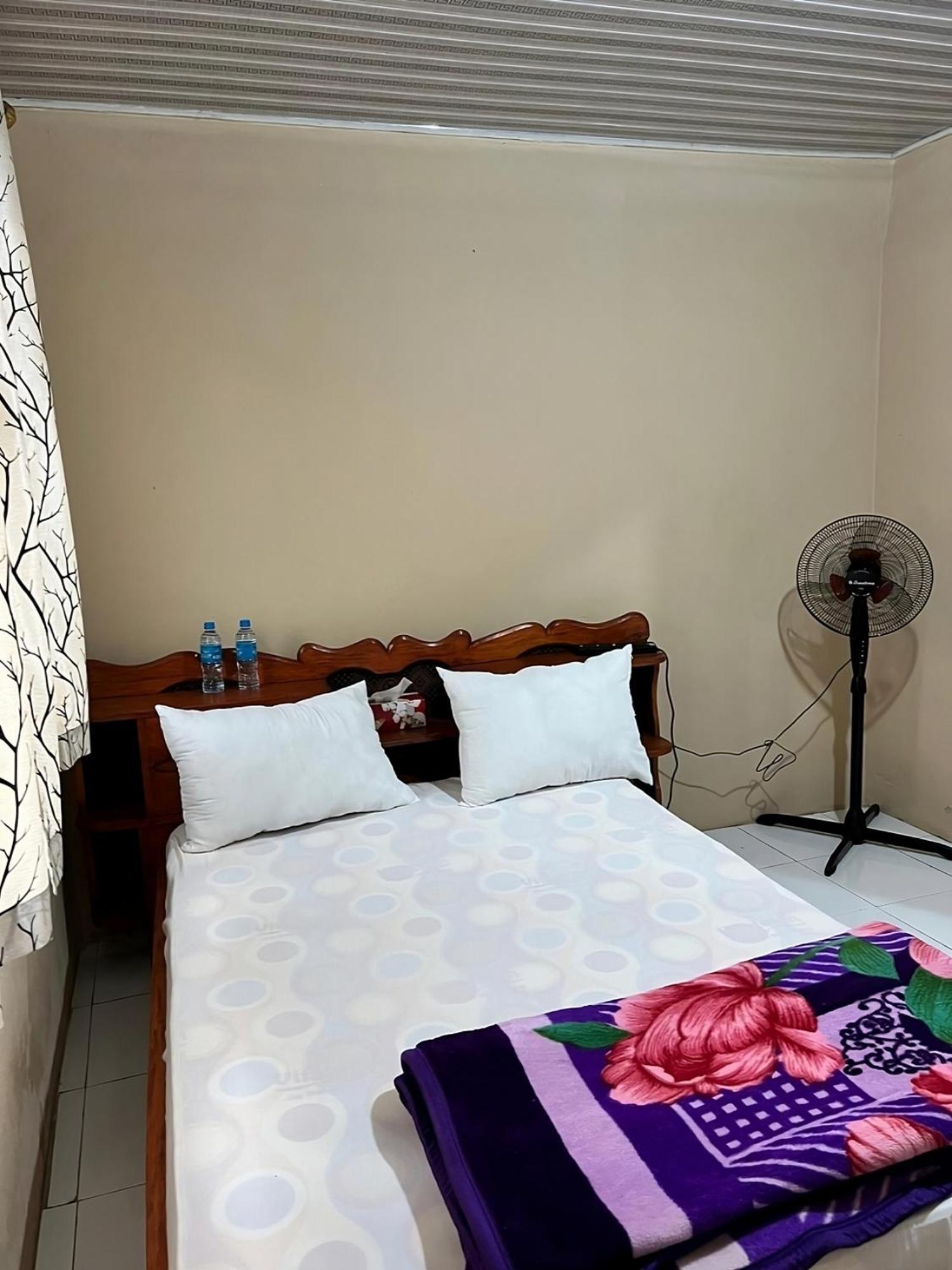 Yogi Home Stay Near Freetown Airport מראה חיצוני תמונה